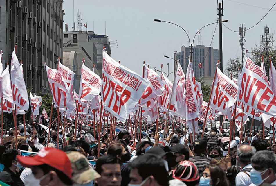 SUTEP MARCHA A MINISTERIO DE ECONOMÍA Y FINANZAS PARA DEMANDAR AUMENTO DE REMUNERACIONES