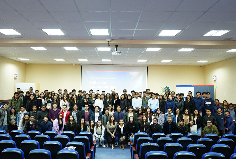 ES INDISPENSABLE CAPACITAR A LOS JÓVENES UNIVERSITARIOS PARA SU DESARROLLO EN EL MERCADO LABORAL