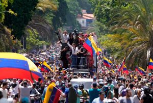 VENEZOLANOS SIGUEN APOYANDO A PESAR DE LA REPRESIÓN CHAVISTA