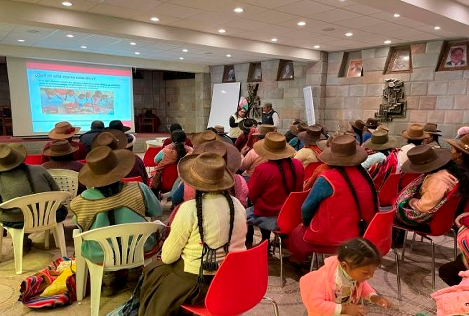 EL INDECOPI ENTREGA LA MARCA COLECTIVA HERMANOS AYAR A PRODUCTORES  DE LA PROVINCIA DE PARURO EN CUSCO