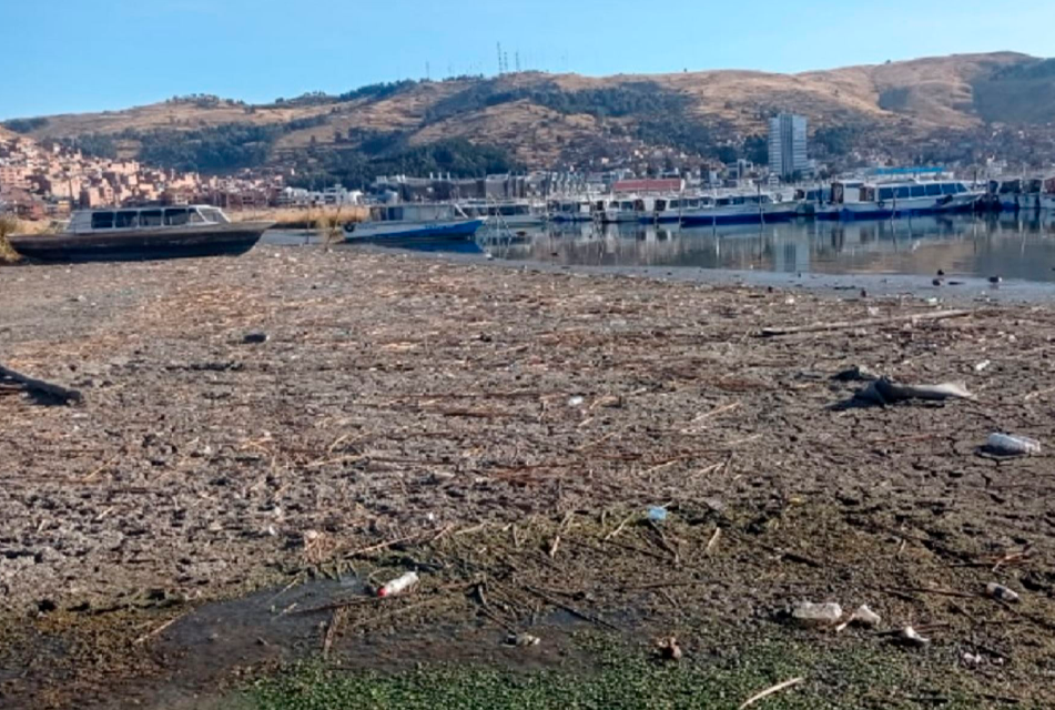 PUNO: DESCENSO DE AGUAS EN LAGO TITICACA VIENE AFECTANDO LAS EMBARCACIONES