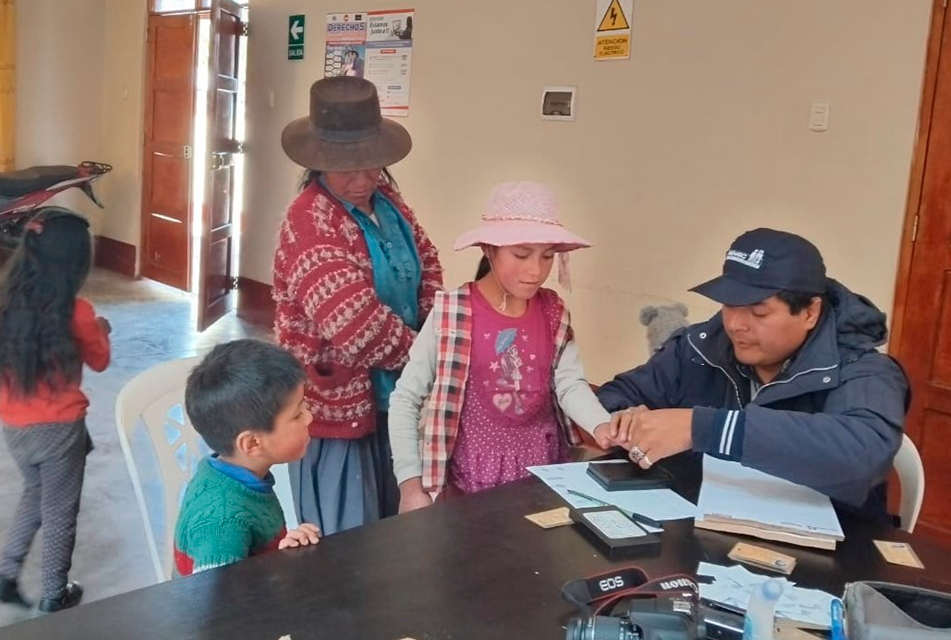 AYACUCHO: POBLADORES DE PARAS TRAMITAN POR PRIMERA VEZ SU DNI ELECTRÓNICO EN CAMPAÑA DEL PROGRAMA PAIS Y RENIEC