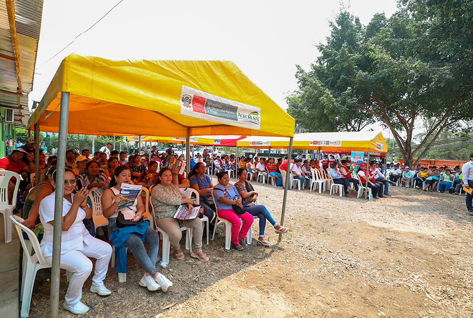 MINISTRO DURICH WHITTEMBURY ENTREGA MÁS DE 300 TÍTULOS DE PROPIEDAD EN BENEFICIO DE 1,212 CIUDADANOS DE MADRE DE DIOS