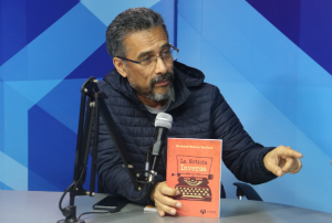 PERIODISTA RICHARD MORRIS PRESENTA "LA NOTICIA INVERSA", NOVELA DE AUTOFICCIÓN Y CRÍTICA SOCIAL