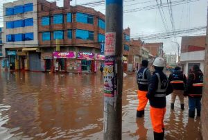 PUNO EN EMERGENCIA: LLUVIA INTENSA DE CUATRO HORAS INUNDA CALLES DE LA CIUDAD DE JULIACA