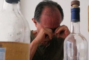 CONSUMO DE BEBIDAS ALCOHÓLICAS EN EXCESO AUMENTA EL RIESGO DE DESARROLLAR ENFERMEDADES GRAVES O PADECER DE TRASTORNOS MENTALES