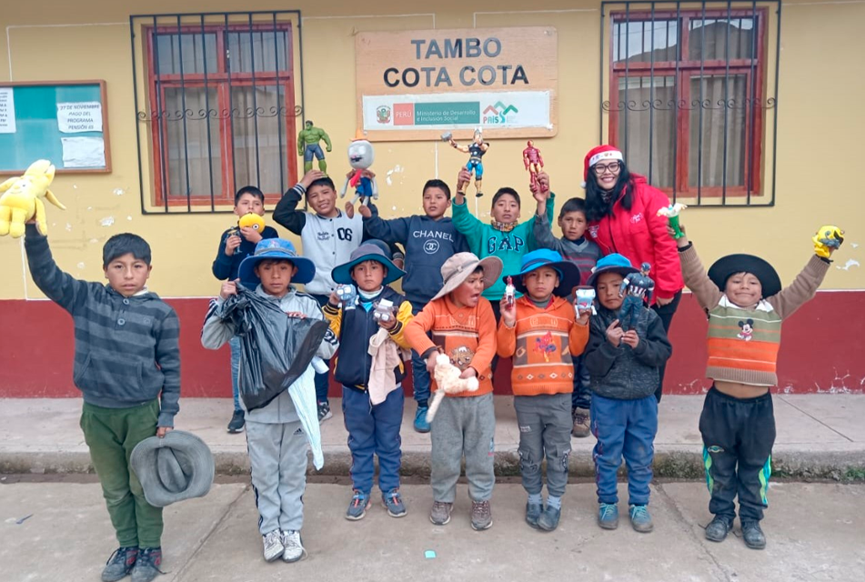 NIÑOS AREQUIPEÑOS CELEBRAN NAVIDAD CON RICA CHOCOLATADA Y JUGUETES A MÁS DE 4200 METROS DE ALTURA EN TAMBO COTA COTA