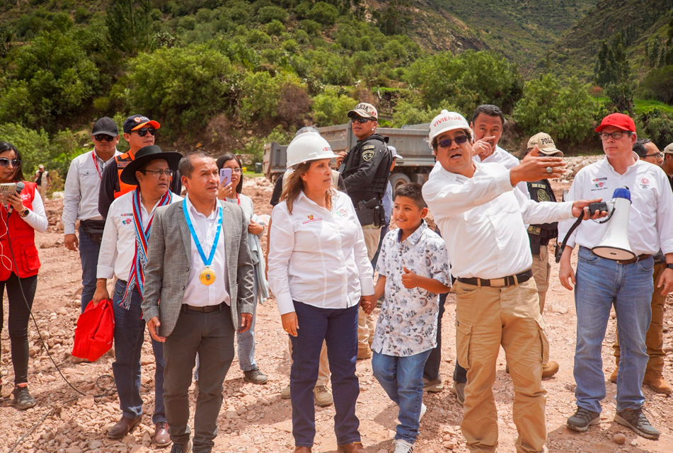 PRESIDENTA BOLUARTE SUPERVISÓ PRIMEROS TRABAJOS DE LA UNIDAD BÁSICA OPERATIVA PARA PREVENCIÓN DE RIESGOS EN CHALHUANCA