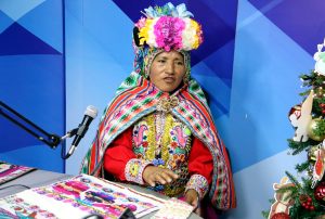 ARTESANA DE PUNO DEBUTA EN FERIA RURAQ MAKI CON TEXTILES DE COLORES VIBRANTES