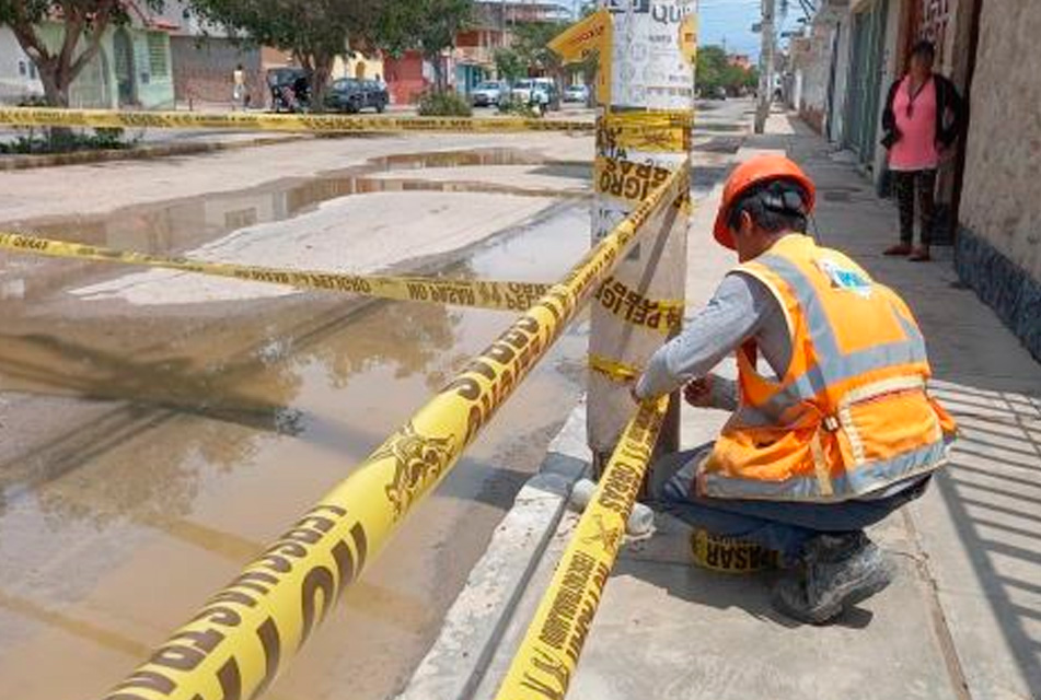 CHICLAYO: TRAS LLUVIAS INTENSAS SE ABRE FORADO DE UNOS 4 METROS DE DIÁMETRO EN LA PISTA