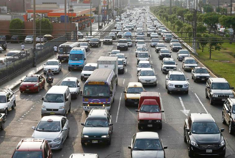 LUZ ÁMBAR: AUTORIDADES DEBEN TOMAR MEDIDAS URGENTES PARA RESOLVER LA CONGESTIÓN VEHICULAR EN EL PERÚ