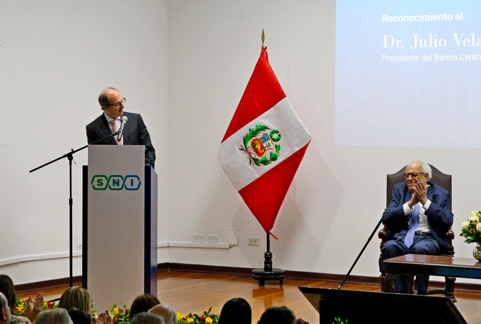 JULIO VELARDE EN HOMENAJE DE LA SNI: SOMOS EL PAÍS DE AMÉRICA LATINA QUE MÁS AÑOS SEGUIDOS HA TENIDO UNA INFLACIÓN DE UN SOLO DÍGITO