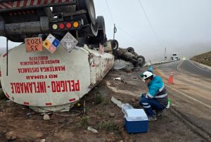 MOQUEGUA: OEFA SUPERVISA DERRAME DE HIDROCARBUROS TRAS VOLCADURA DE CAMIÓN CISTERNA