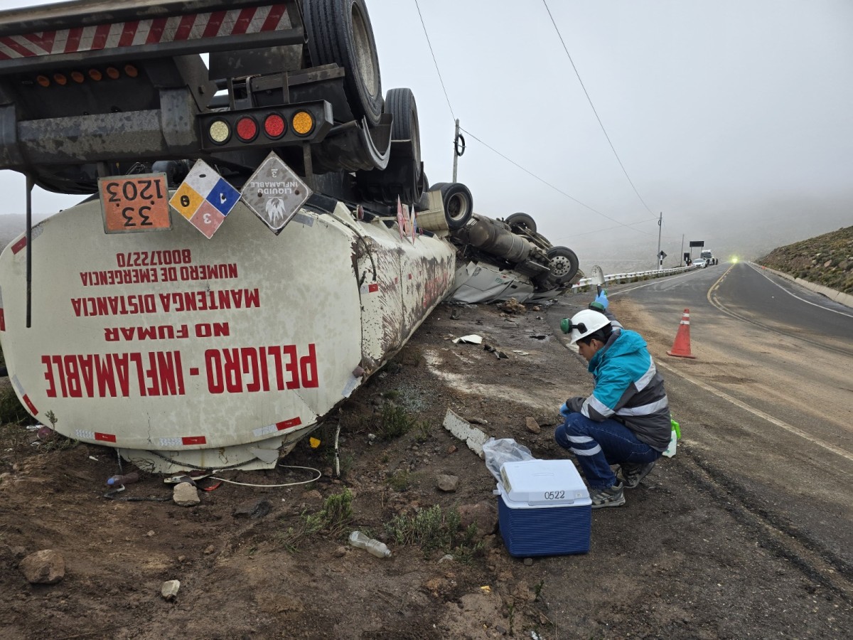 MOQUEGUA: OEFA SUPERVISA DERRAME DE HIDROCARBUROS TRAS VOLCADURA DE CAMIÓN CISTERNA