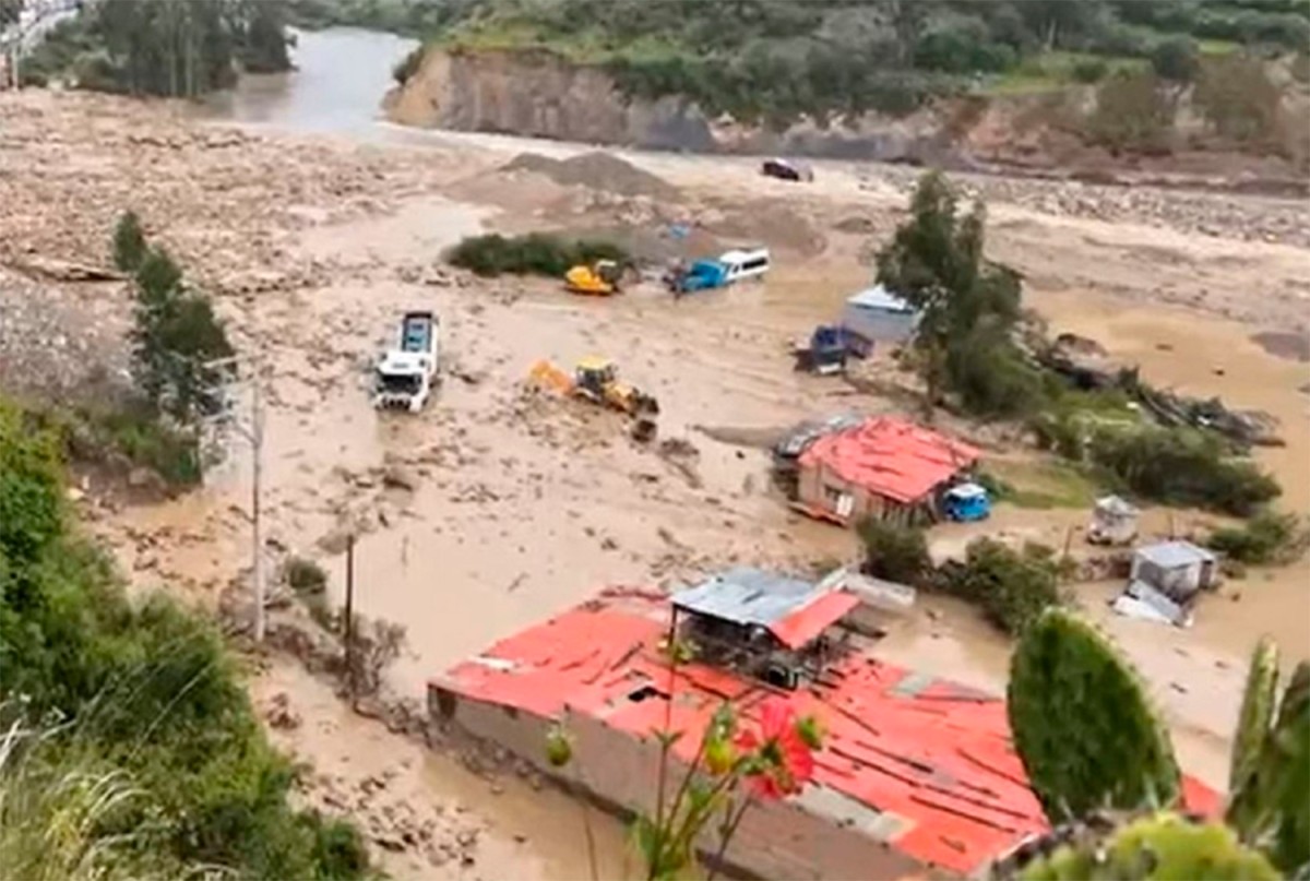 TRAGEDIA EN APURÍMAC: HUAICO ARRASTRA VEHÍCULOS Y DEJA UN FALLECIDO Y VARIOS DESAPARECIDOS