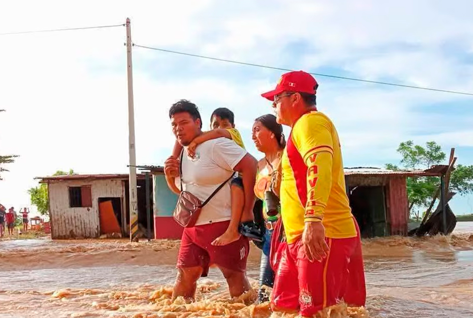 DESBORDE DEL RÍO TUMBES DEJA MILES DE DAMNIFICADOS Y AÍSLA POBLADOS Y COMUNIDADES 